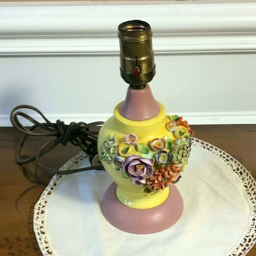 MCM porcelain floral boudoir lamp - Picture 2 of 11